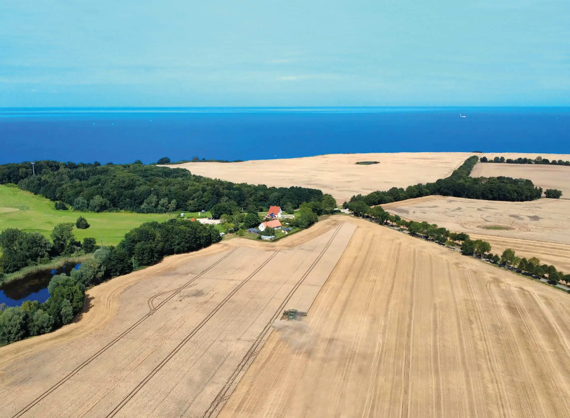 Vogelperspektive von Hof mit Meer