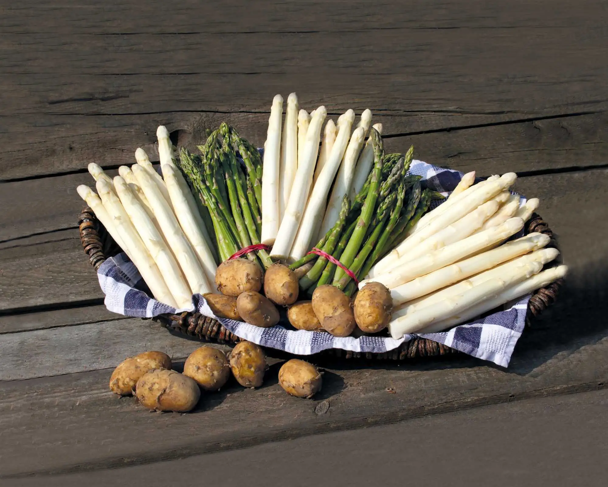 Spargel und Kartoffeln im Korb